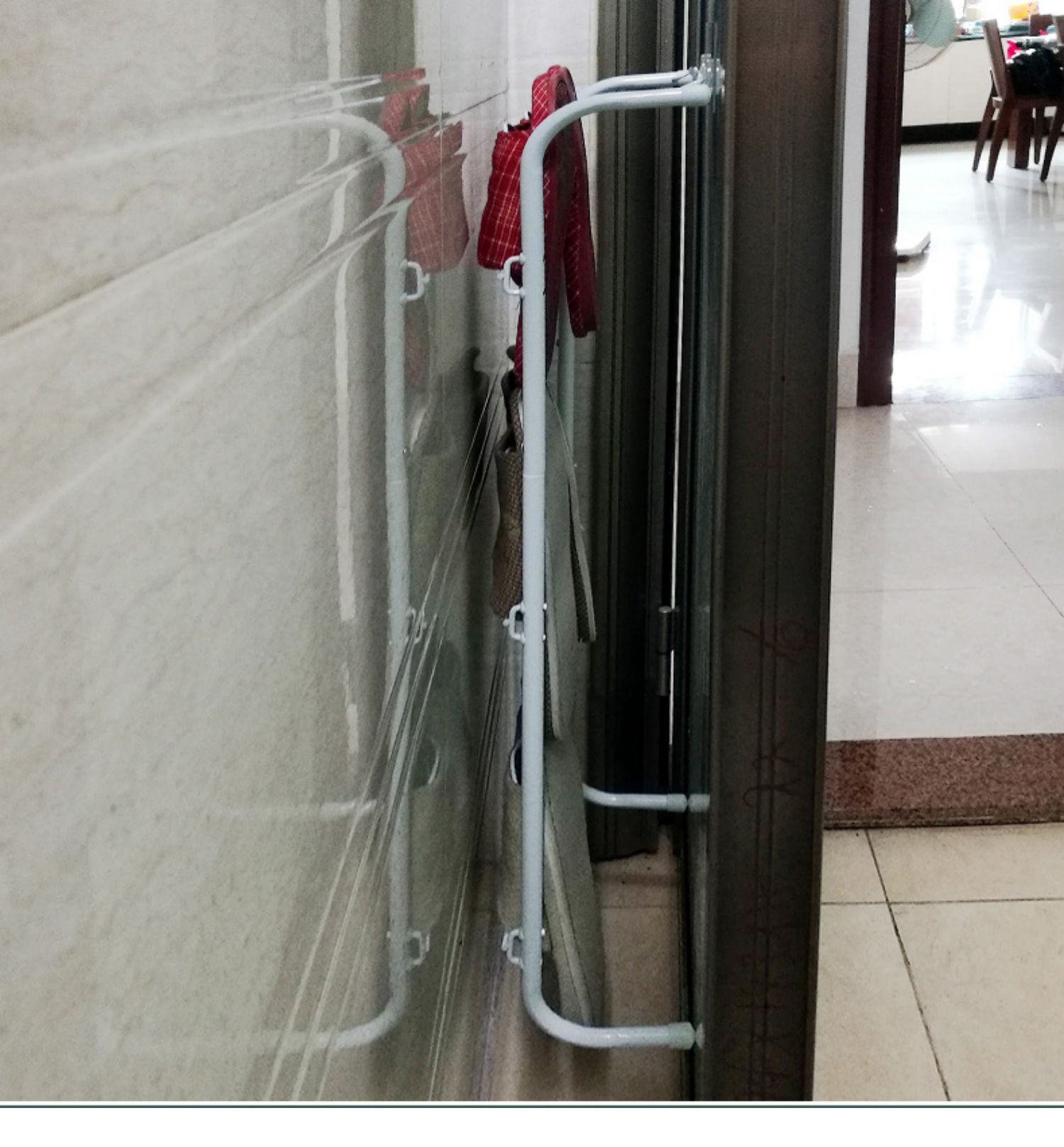 Phòng tắm phòng tắm dép khung cửa tường giá mini giày giá lưu trữ đơn giản nền kinh tế rèn sắt - Kệ ke treo tuong