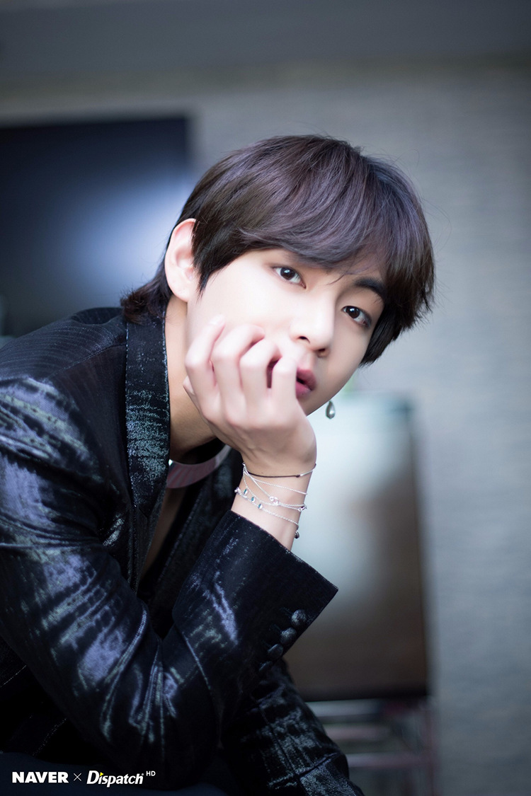 BTS Bulletproof Youth League V Jin Taiheng với vòng tay chuỗi hạt màu đỏ chuỗi hạt yêu thích xung quanh món quà trang sức nhỏ - Vòng đeo tay Clasp vòng dâu tằm