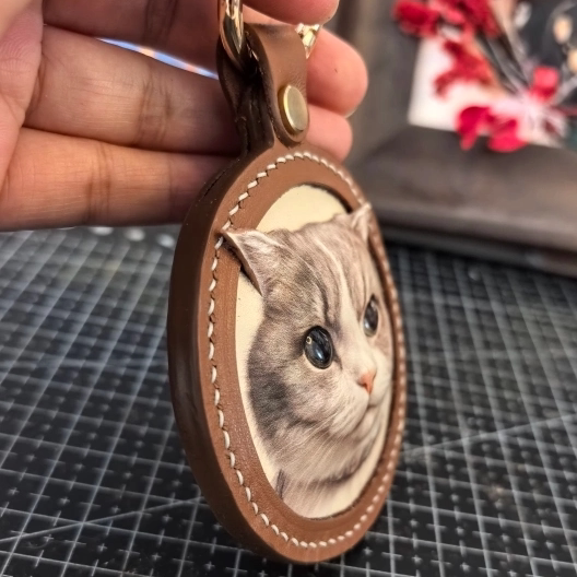 Genuine Leather Three-Dimensional Pet Keychain with Fur Storage, Keepsake Gift, Not Leather Carving