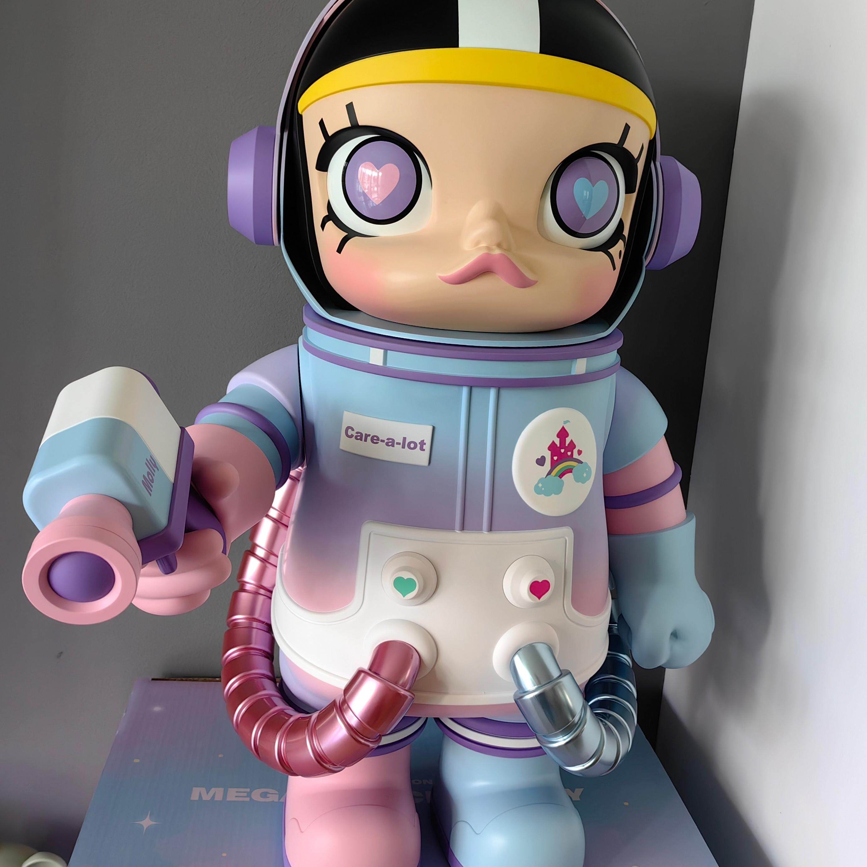 泡泡玛特MOLLY MEGA珍藏系列space爱心熊1000%:梦幻空间的治愈系巨熊,你值得拥有!-潮玩大体-淘宝好物网