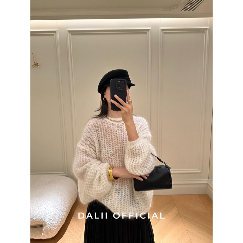 Dalii Official |   Outline the Lazy and Casual Aesthetics: Loose-Fitting Round-Neck Mohair Wool Short Sweater