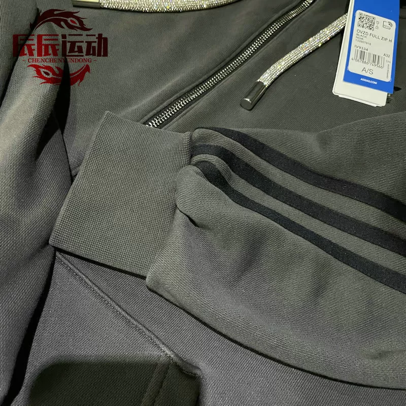 Куртка (Adidas) унисекс спортивная с капюшоном и молнией, тёмно‑серая IV9334, размеры XS–XL