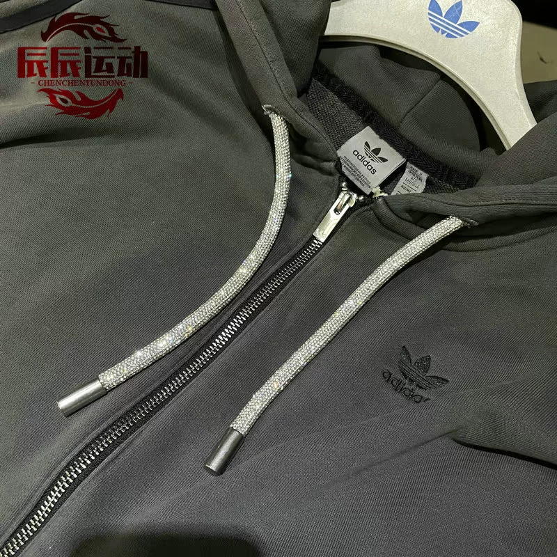 Куртка (Adidas) унисекс спортивная с капюшоном и молнией, тёмно‑серая IV9334, размеры XS–XL