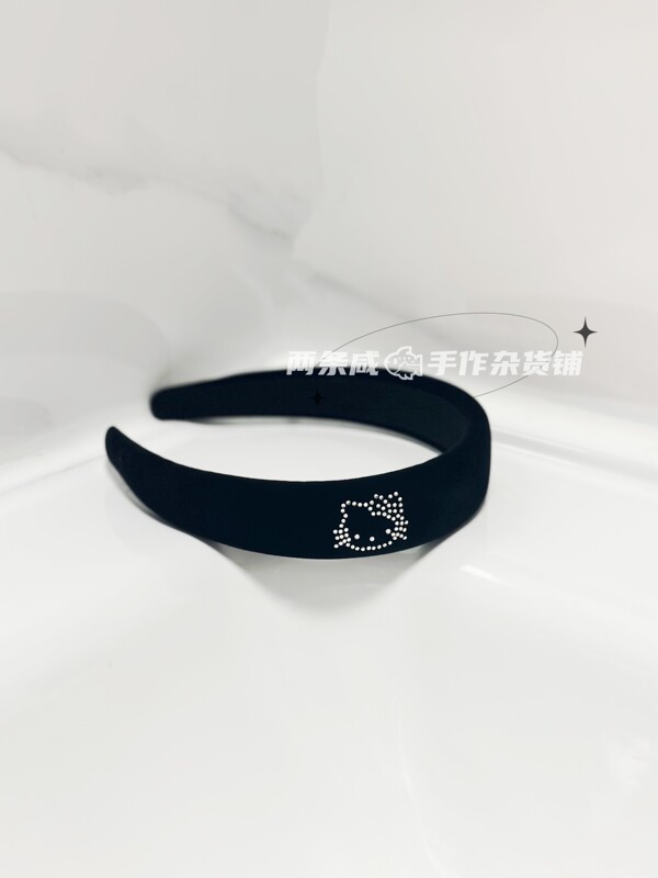 Two Salted Fish Handmade | Zhao Lusi's Same Style Black Velvet Hello Kitty Headband with a High Crown and a Sense of Sophistication.
