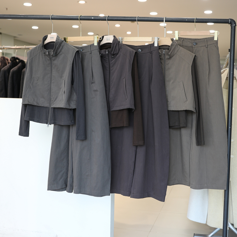 Real Shot of a Workwear-Style Stand-Up Collar Vest, Faux Two-Piece Vest Set + Wide-Leg Pants, Early Autumn Relaxed Two-Piece Set Real Shot of a Workwear-Style Stand-Up Collar Vest, Faux Two-Piece Vest Set + Wide-Leg Pants, Early Autumn Relaxed Two-Piece Set