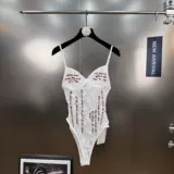 Yuzi MM2025 летние минималистские вышитые буквы ретро -стиль кружево полость в пустоте и тонкая эластичная подвеска без рукавов