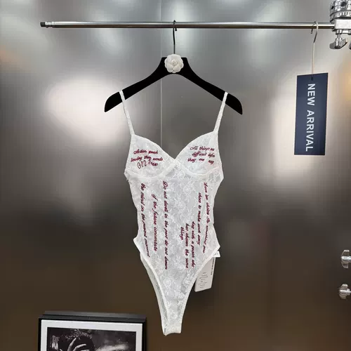 Yuzi MM2025 летние минималистские вышитые буквы ретро -стиль кружево полость в пустоте и тонкая эластичная подвеска без рукавов