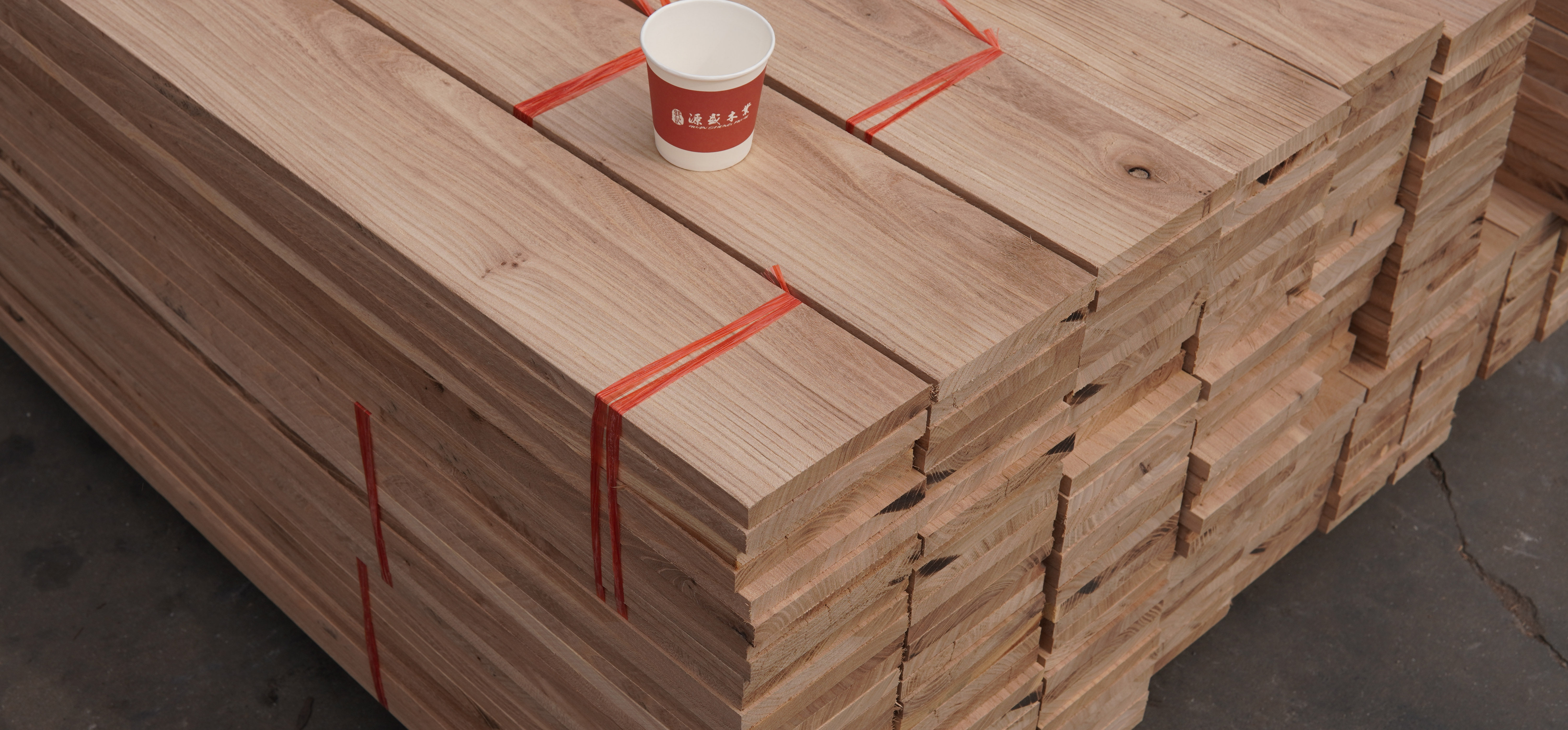 товар из китая 东北榆木木料烘干木板加工定制直拼板尺寸木条实木桌面板材原木