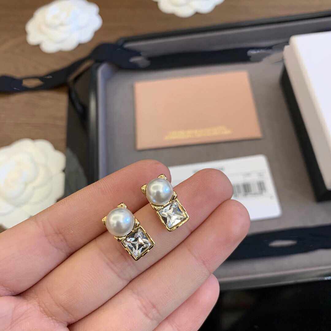 Miao small pearl square diamond ear needle Japanese short earrings temperament ear clip temperament lady earrings without ear holes female