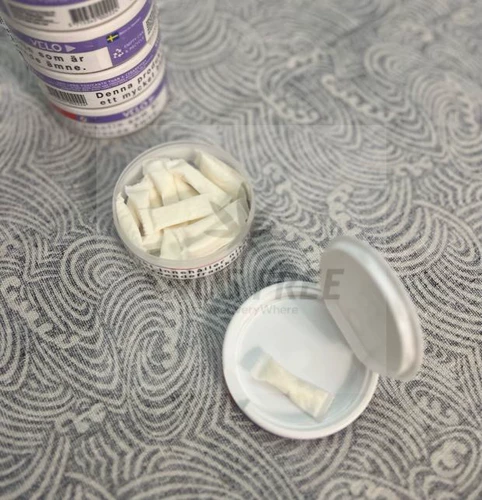 Шведский шнур рот с дымовая сигарета