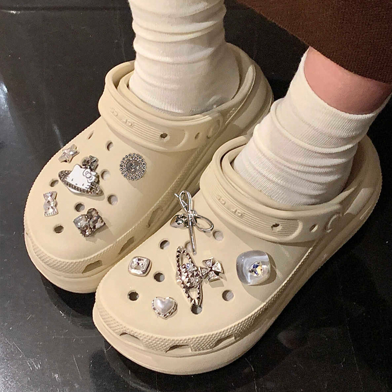2025穴の靴アクセサリークロックスクラウドボーンホワイトメタル高級靴の花クロックスバックルに適しています