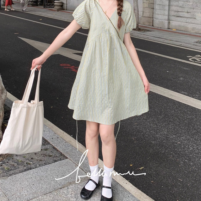 ສີເຫຼືອງ ແລະສີຂຽວ jam summer striped V-neck slim strap dress ສິ້ນສັ້ນງາມ