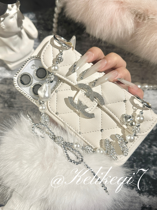 【White Rich Girl】Hand-Held Card Holder Style Handmade Rhinestone Embellished Chanel-Style 18Promax Phone Case Half-Cover 17Promax with Chain 16Pro 【White Rich Girl】Hand-Held Card Holder Style Handmade Rhinestone Embellished Chanel-Style 18Promax Phone Case Half-Cover 17Promax with Chain 16Pro