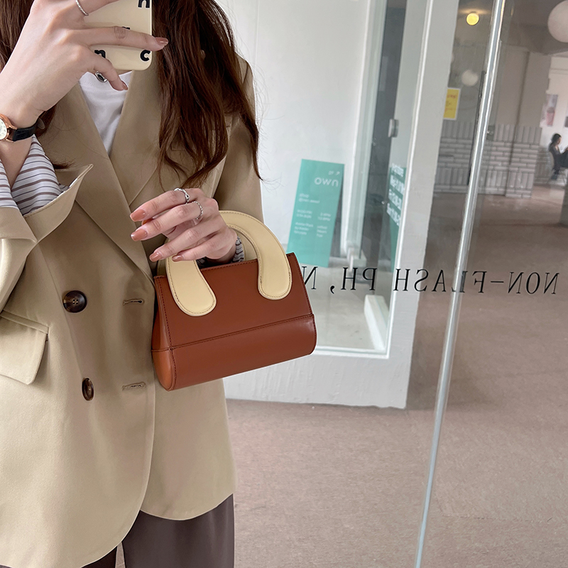 Women's Small Pu Leather Solid Color Fashion Square Magnetic Buckle Crossbody Bag display picture 17