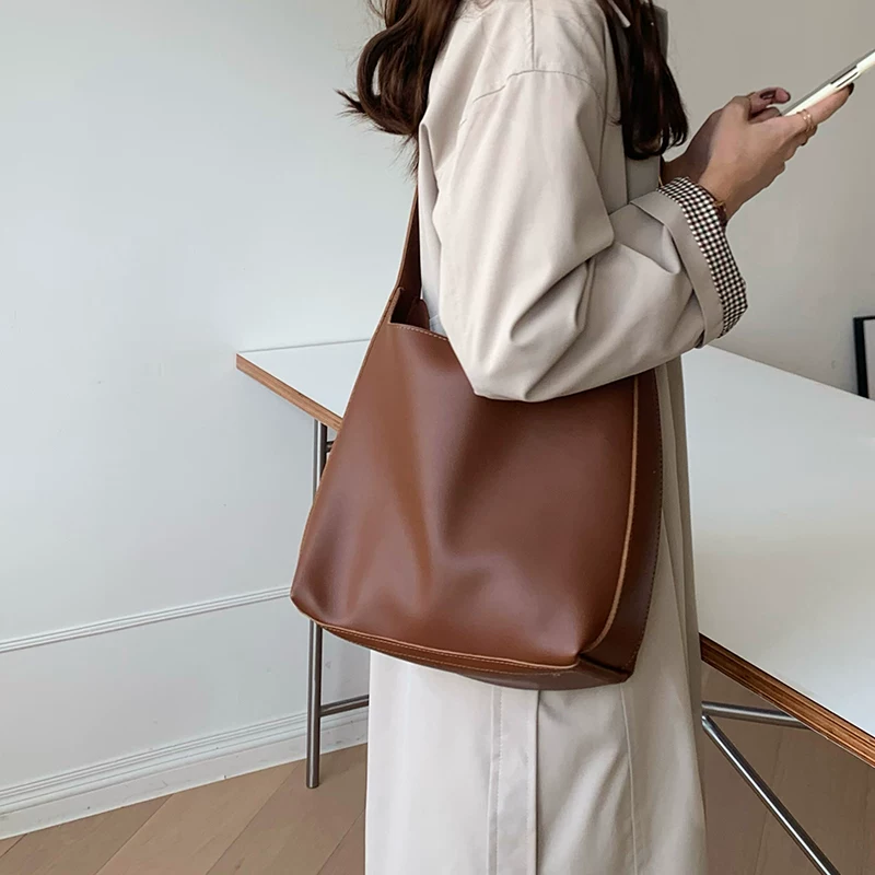 Universal brand capacious shoulder bag, one-shoulder bag