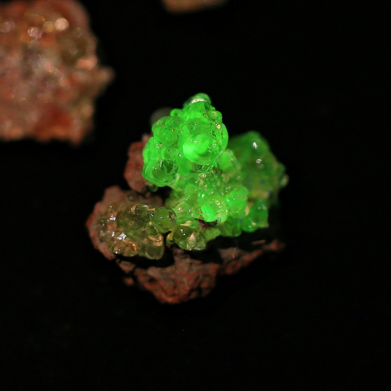 G40 Natural Moroccan Green Fluorescent Jade Drop Stone Glass Opal Mineral Crystal Teaching Science Popularization