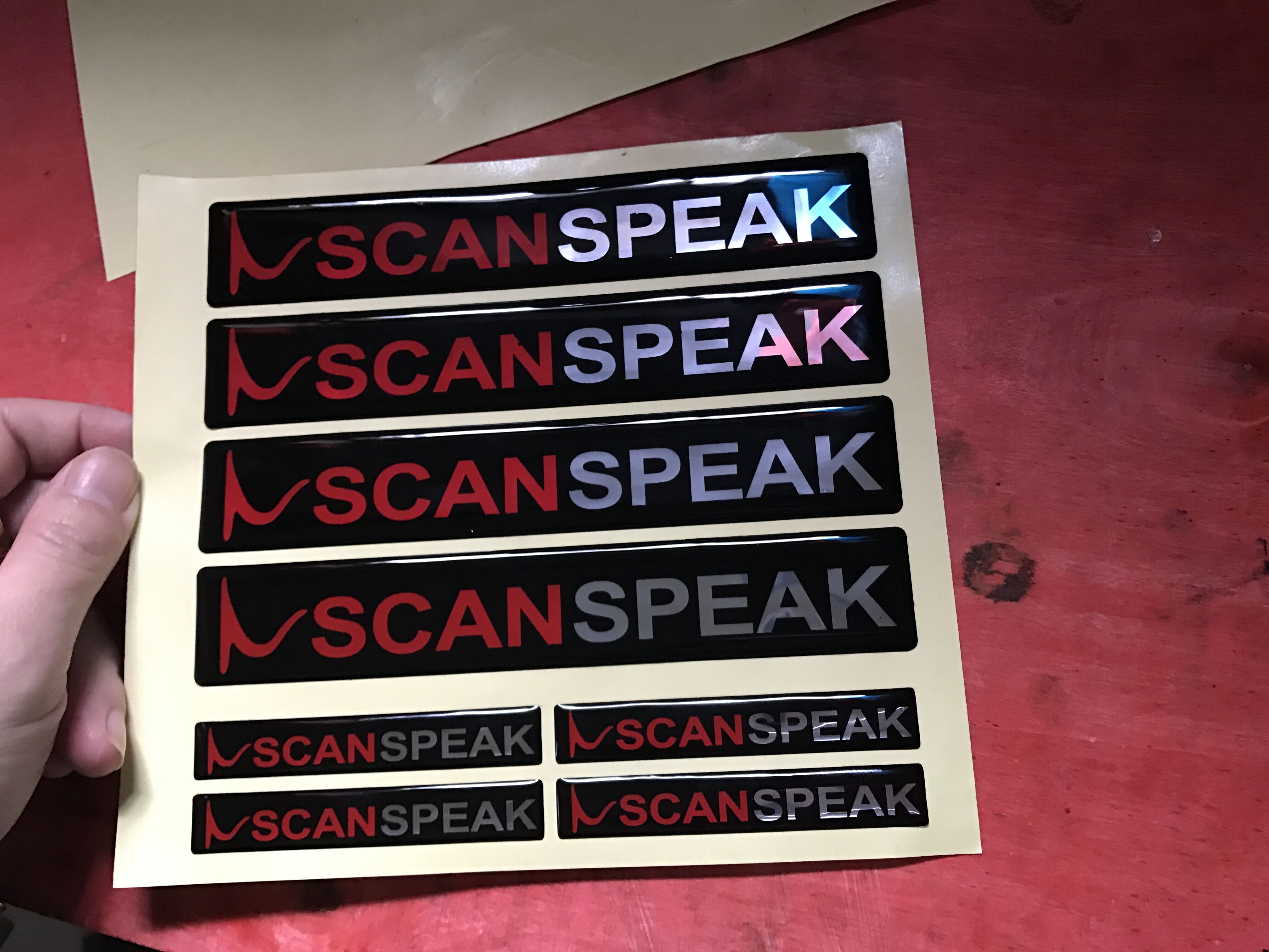 Tinh thể tùy chỉnh thả nhựa nhãn hiệu biểu tượng logo kim loại nhãn dán Pvcche xe in logo hiệu ứng phát sáng - Thiết bị đóng gói / Dấu hiệu & Thiết bị bảng tên mica để bàn