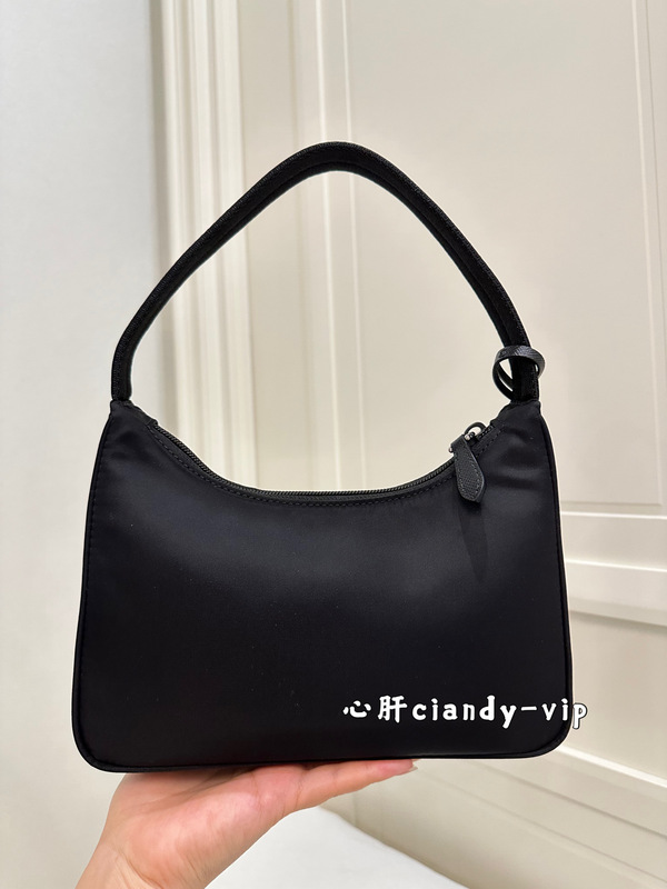 I Can'T Find a Better Quality Export 2000 Three-In-One Parachute Hobo Underarm Shoulder Handbag I Can'T Find a Better Quality Export 2000 Three-In-One Parachute Hobo Underarm Shoulder Handbag