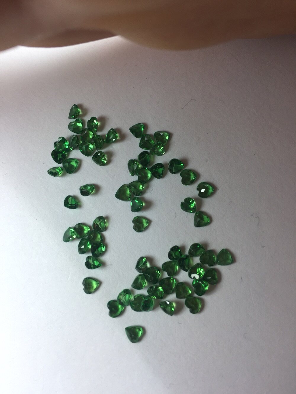 Natural tsavorite 3*3 heart-shaped tsavorite colored gemstone rough colored gemstone factory with stone inlaid processing custom