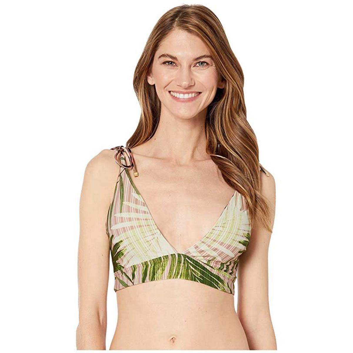 Vince Camuto Vince Camo in a dress with a dress.