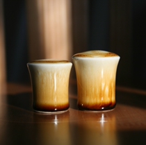 In the 40 s the second factory of old Jun porcelain painted shaft head with tiger skin and yellow glaze.