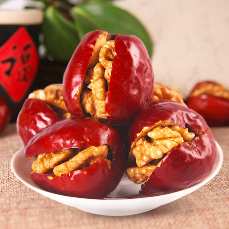 Shanxi Luliang specie production of red dates Jun Zaozao walnut Silk Road floating incense Old Tree Red Dates Clip Walnut Walnut 258g * 2