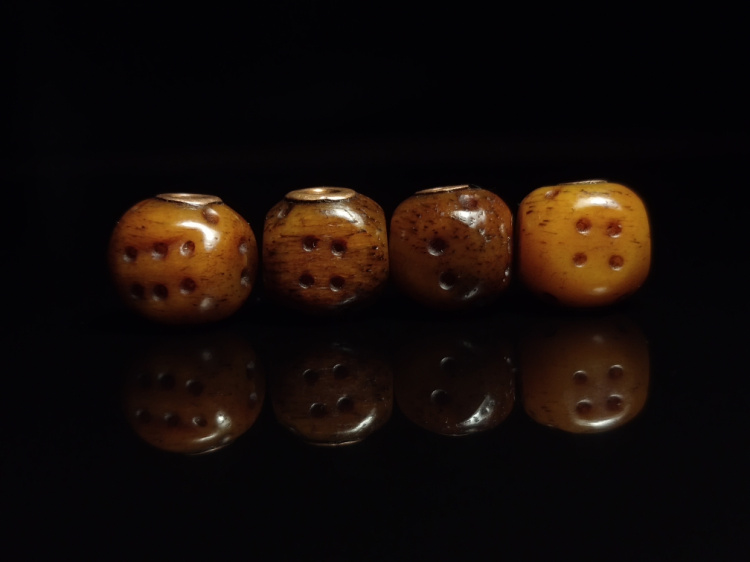 Tibetan spread small elements bone dice Lima bronze bony color son Tibetan area old accessories old objects old beads old color