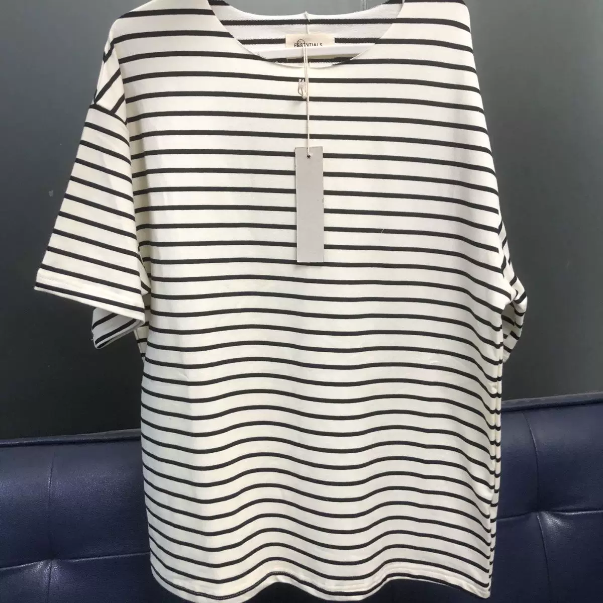 Вырез горловины рассыпан на улице Fear of God Fog Bieber той же связаной хлопковой свободной полосатой футболке с короткими рукавами