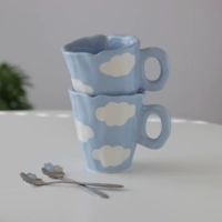 Голубые облака с двумя ложками с крышками для упаковки