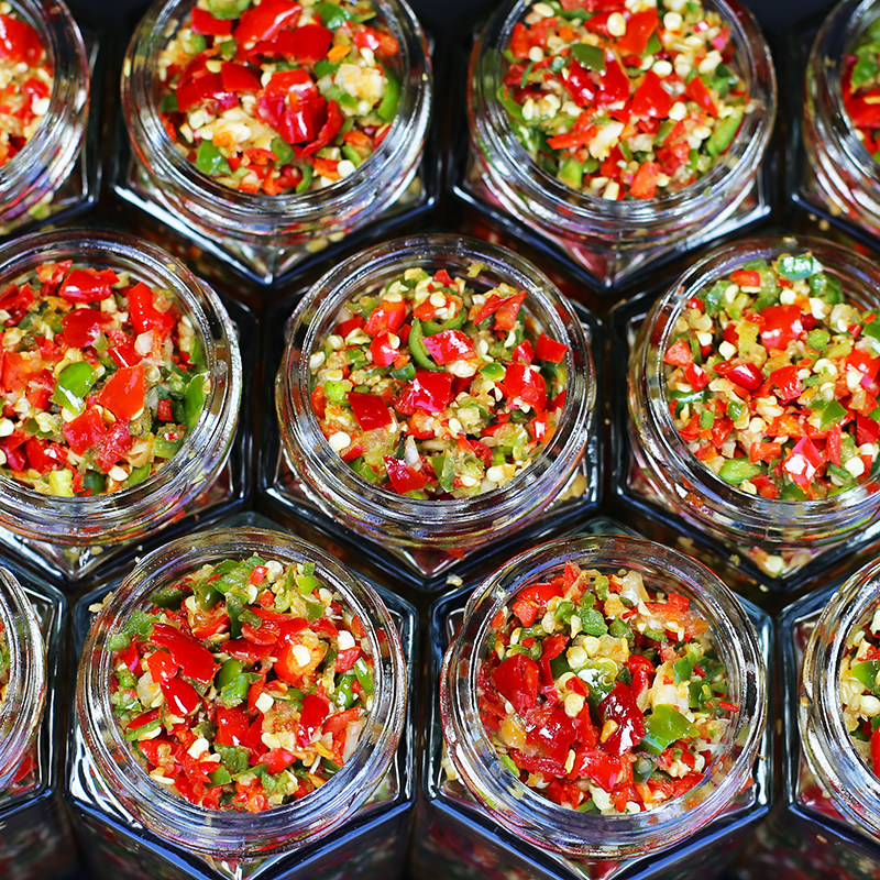 Garlic chili sauce oil-free double-color chopped chili pepper sauce spicy sauce super spicy garlic flavored chili sauce with rice noodles