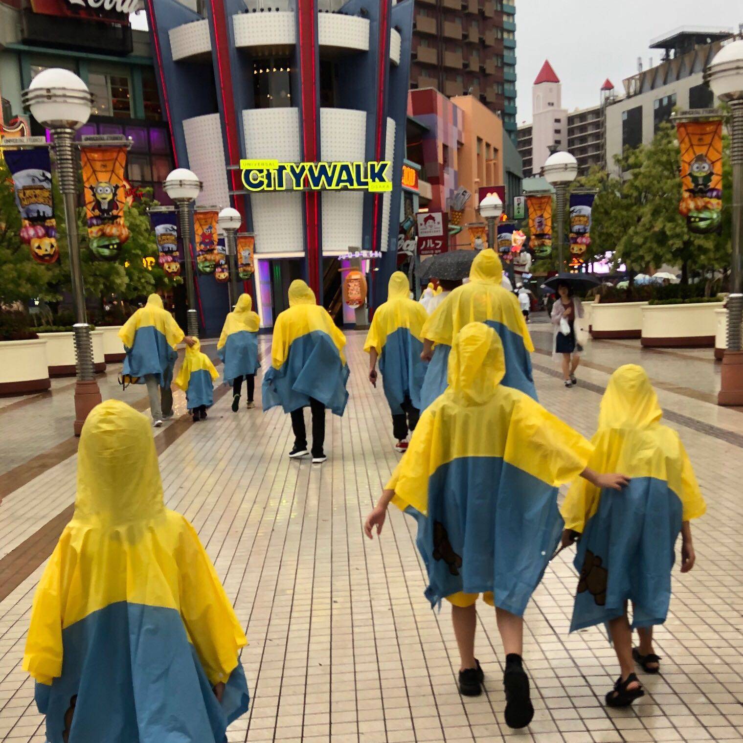 Japan USJ Universal Studios small yellow man bob bear cartoon adorable parent-child adult raincoat