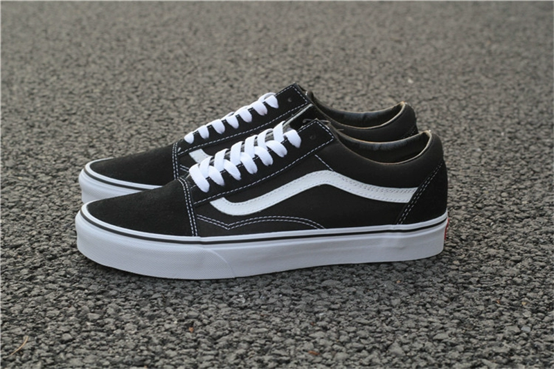 Những người yêu thích giày vải cổ điển Vans Vans Old Skool cổ điển đen trắng thấp để giúp VN000D3HY28 - Plimsolls