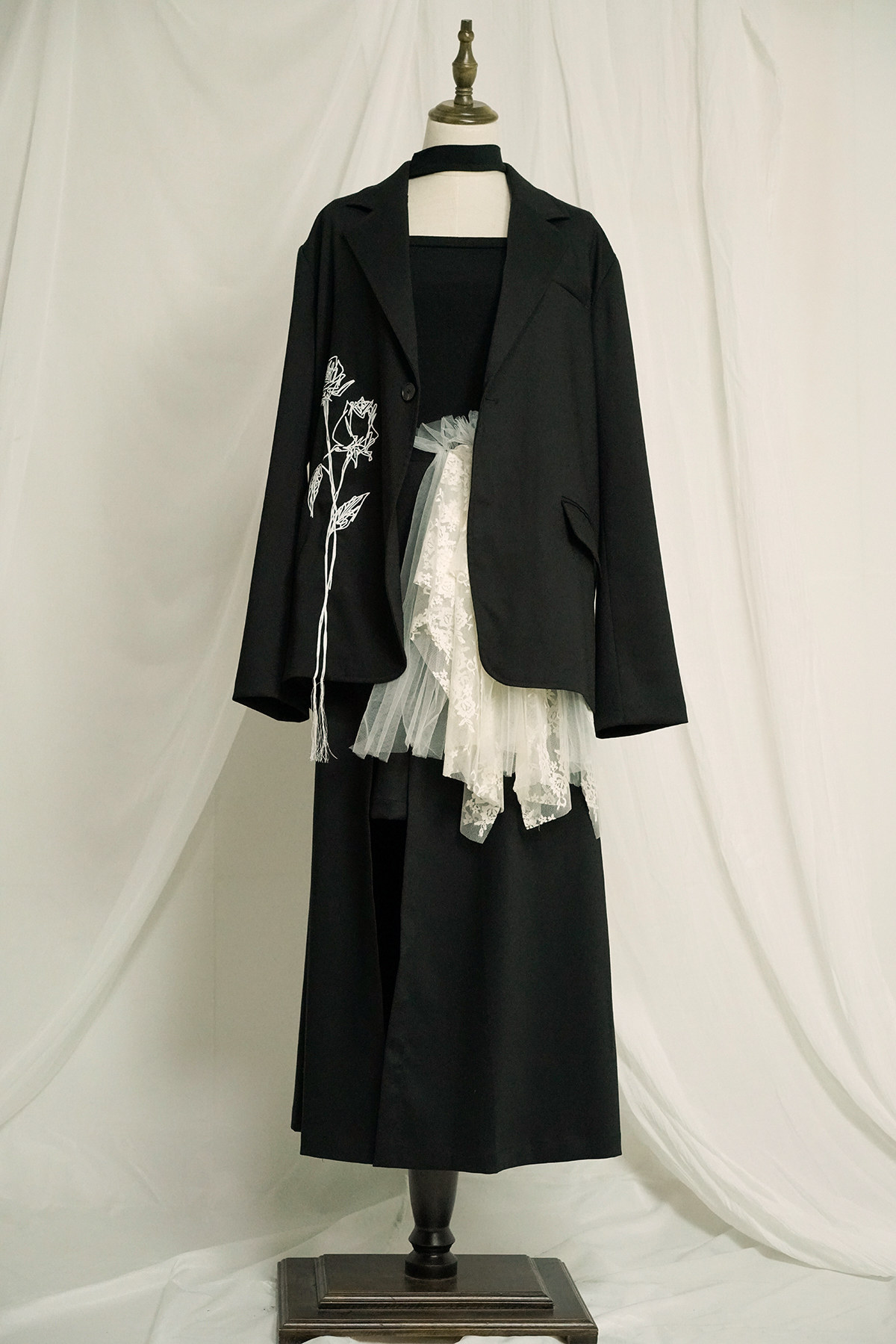 Дизайнерский осенний ретро пиджак классического кроя, с вышивкой, тренд сезона, изысканный стиль              