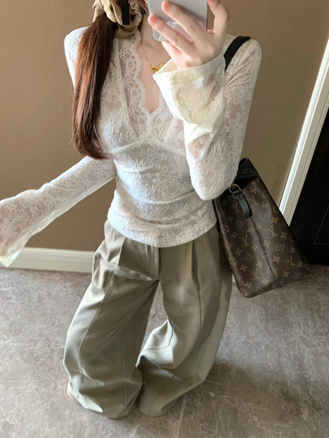 Pure Desire Style Deep V-Neck Lace Patchwork Base Shirt for Women, New Autumn and Winter Slim Fit Sexy Hot Girl Flared Sleeve T-Shirt for Women