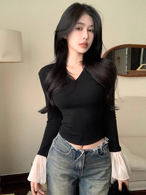 French-Style Color-Blocked Flared Sleeve Brushed V-Neck Top for Women, New Winter Style, Petite Spicy Girl Slim-Fit Short Base Shirt