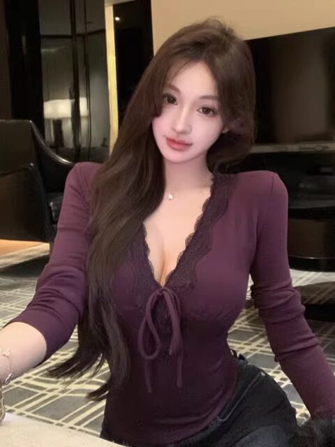 Deep V-Neck Lace-Trimmed Purple Long-Sleeve T-Shirt for Women, New Winter Style, Sexy Pure Desire Style, Slim Fit, Flattering Base Shirt