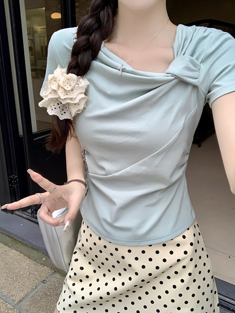 Korean-Style Gentle Blue Short-Sleeve T-Shirt for Women, New Summer Design with Unique Twist, Diagonal Neckline, Ruched Slim-Fit Top