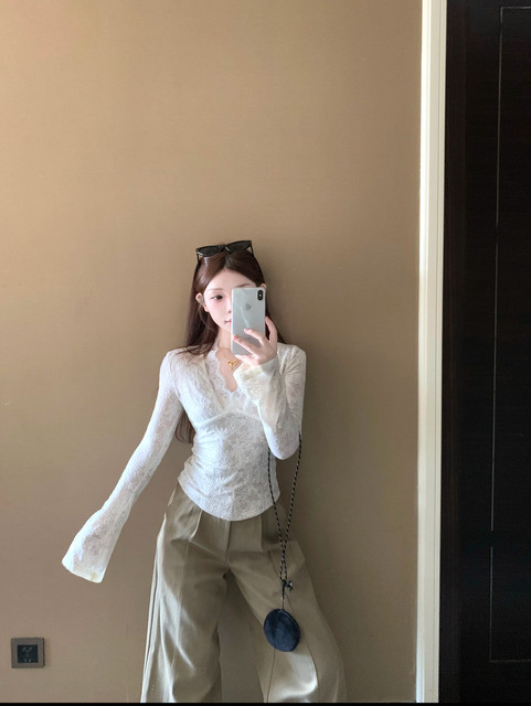 Pure Desire Style Deep V-Neck Lace Patchwork Base Shirt for Women, New Autumn and Winter Slim Fit Sexy Hot Girl Flared Sleeve T-Shirt for Women