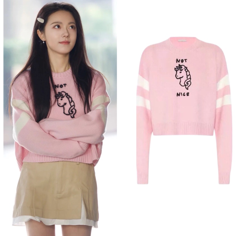 The Sun Is Like Me, Zhao Jinmai and Nie Xiguang's Same Style Pink Pony Jacquard Color-Blocked Sweet Short Knit Sweater for Women The Sun Is Like Me, Zhao Jinmai and Nie Xiguang's Same Style Pink Pony Jacquard Color-Blocked Sweet Short Knit Sweater for Women