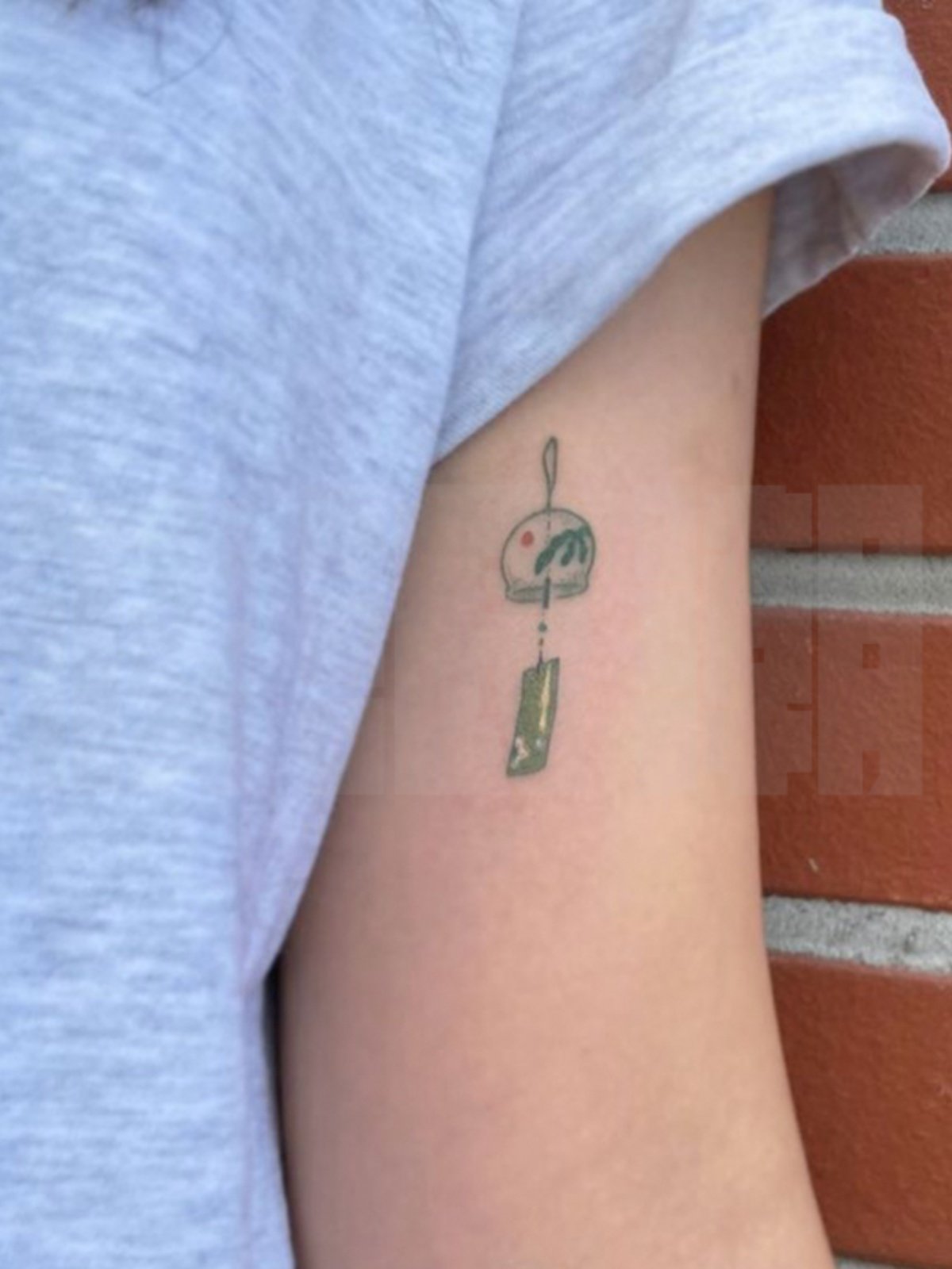 小伙子去纹身，纹身师拿纸巾擦他身子，他一直在发抖-24VS直播, image size:1200x1600