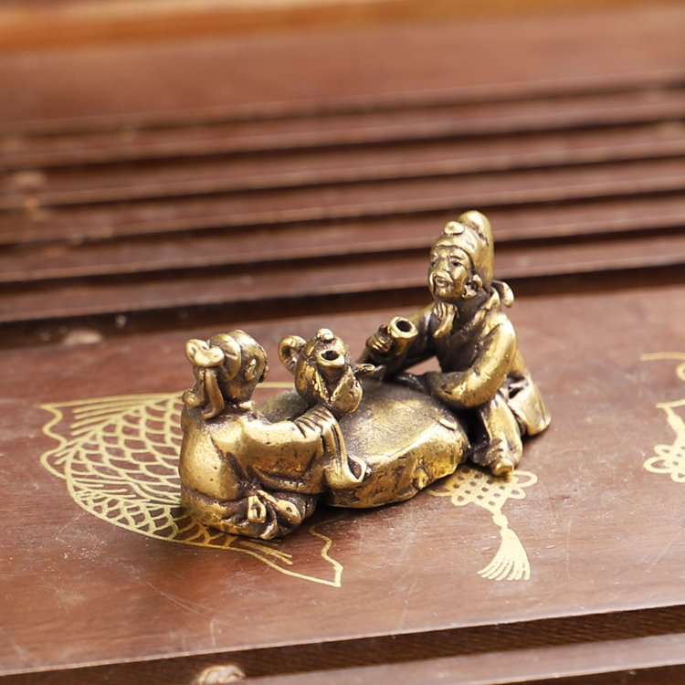 Tea ceremony copper art bronze sculpture old man game small ornaments Pure solid brass characters Copper handle pieces Antique bronze tea pet
