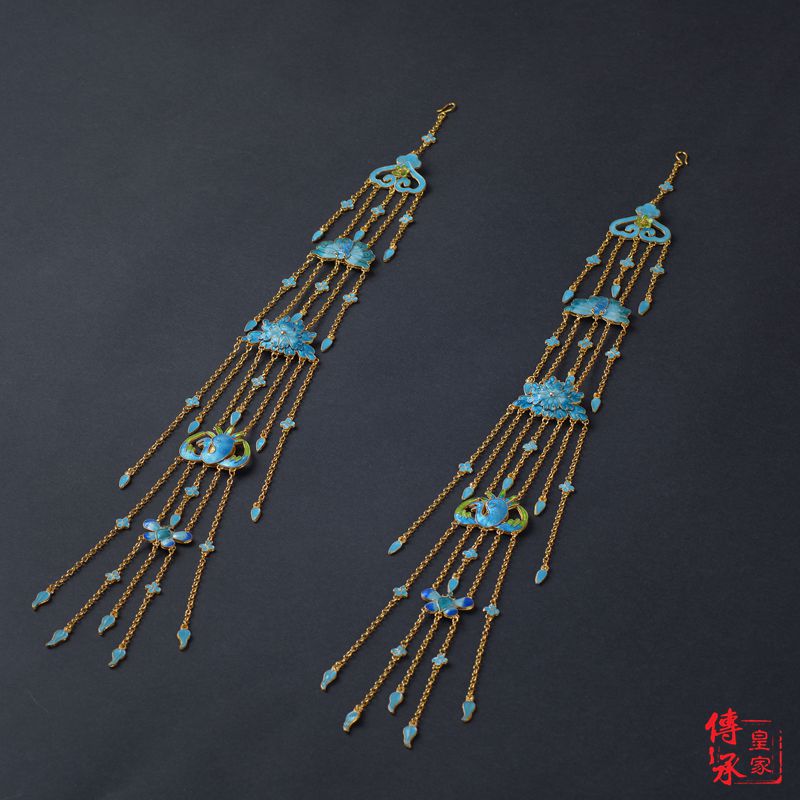 An armchair with an armchair and a pair of hairpin side crested accessories accessories.