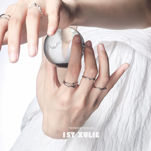 Небольшое дизайнерское брендовое минималистичное универсальное кольцо, серебро 925 пробы