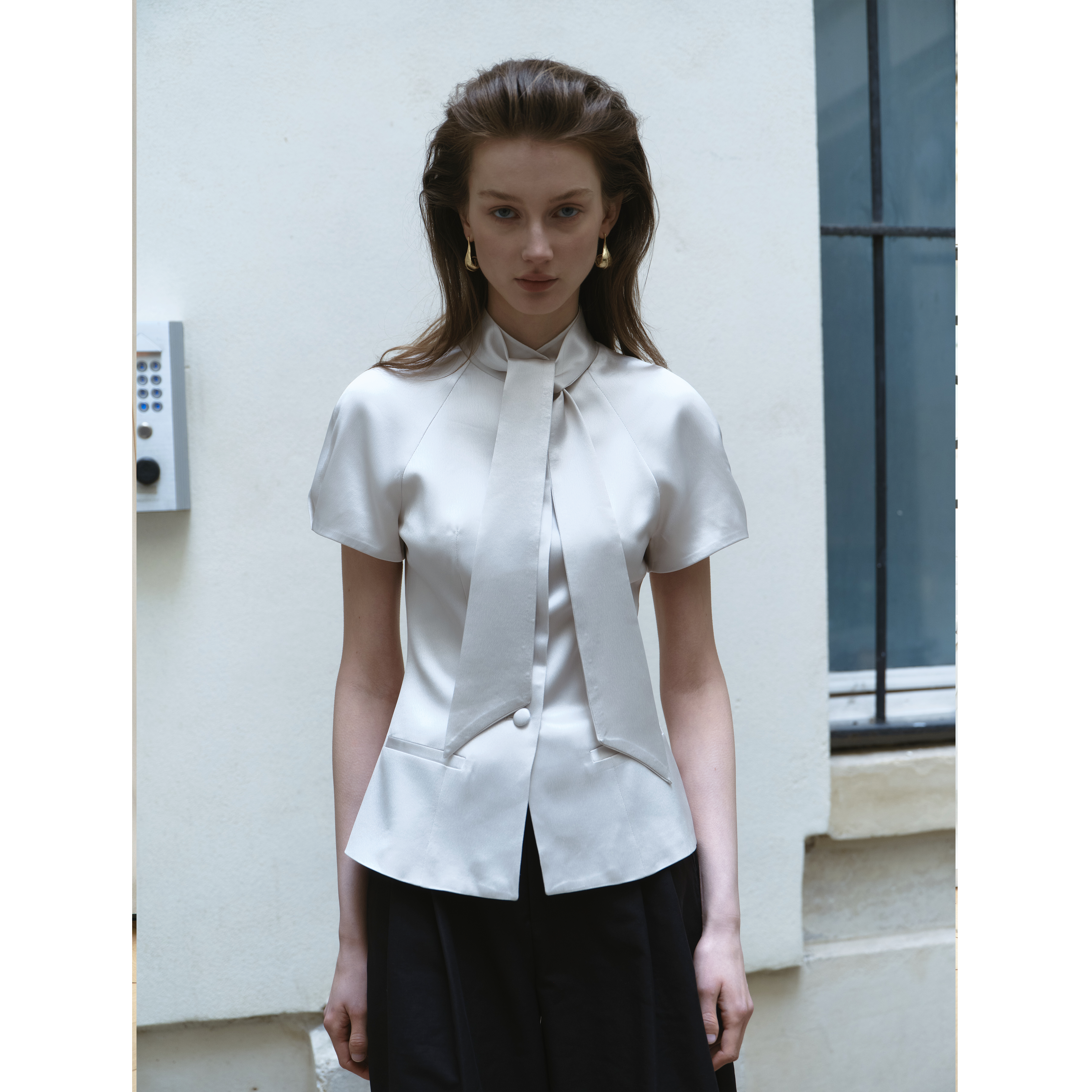 PREEKEND French stand collar white acetate satin tie fitted short shirt