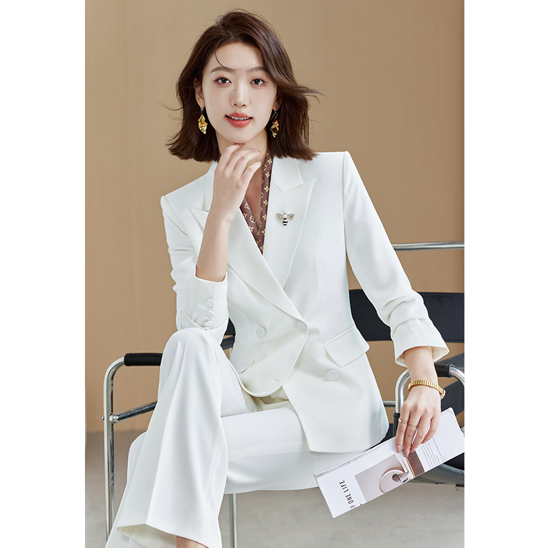 当西装遇见爱情：工服定制在婚庆礼仪中的独特运用