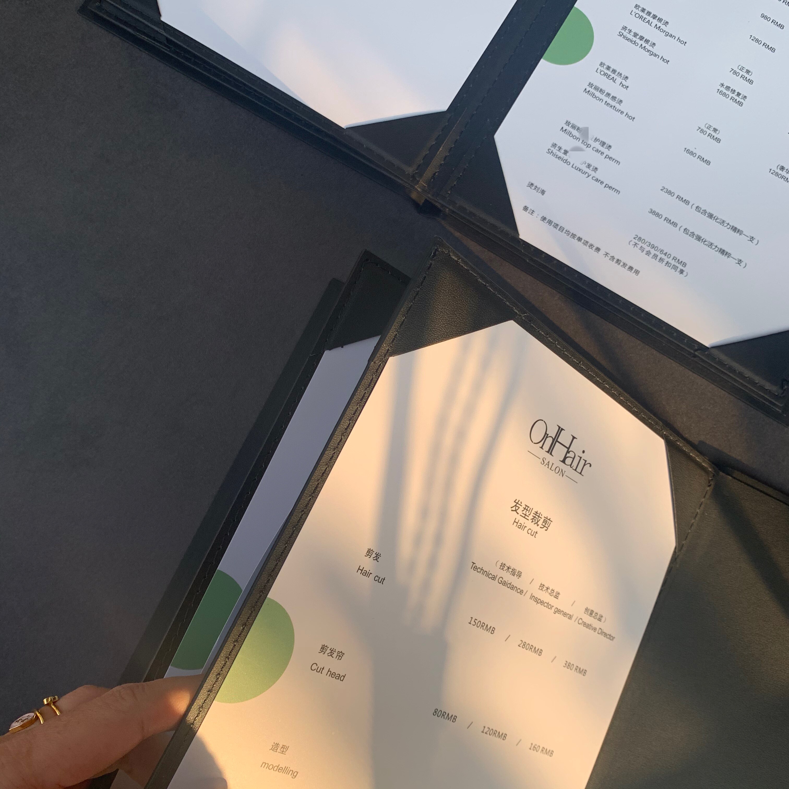 如何让美容院、美发店的插页式价目表更有创意？2026年最新设计趋势分享