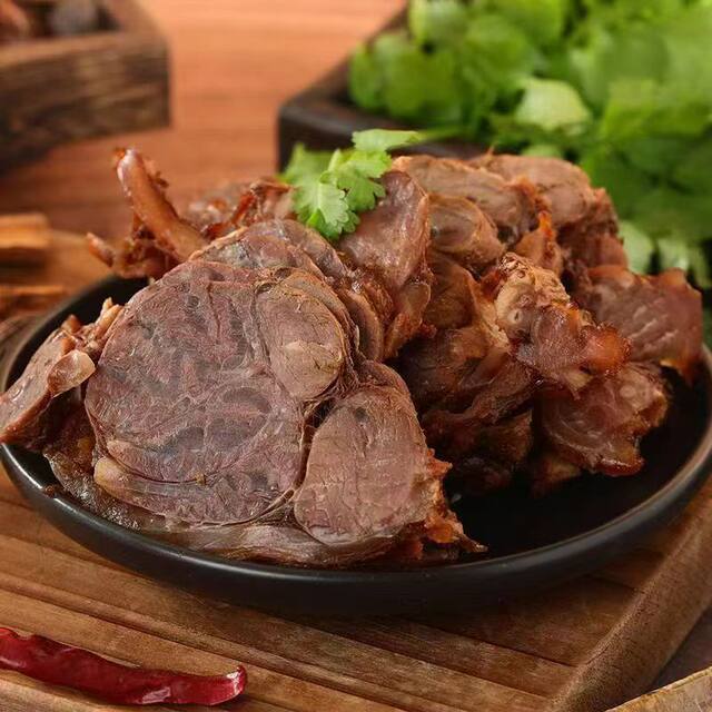 Three Squirrels Braised Beef in Sauce 100G/Bag, Trial Pack, Five-Spice Flavor, Snack to Pair with Alcohol, Specialty Braised Food