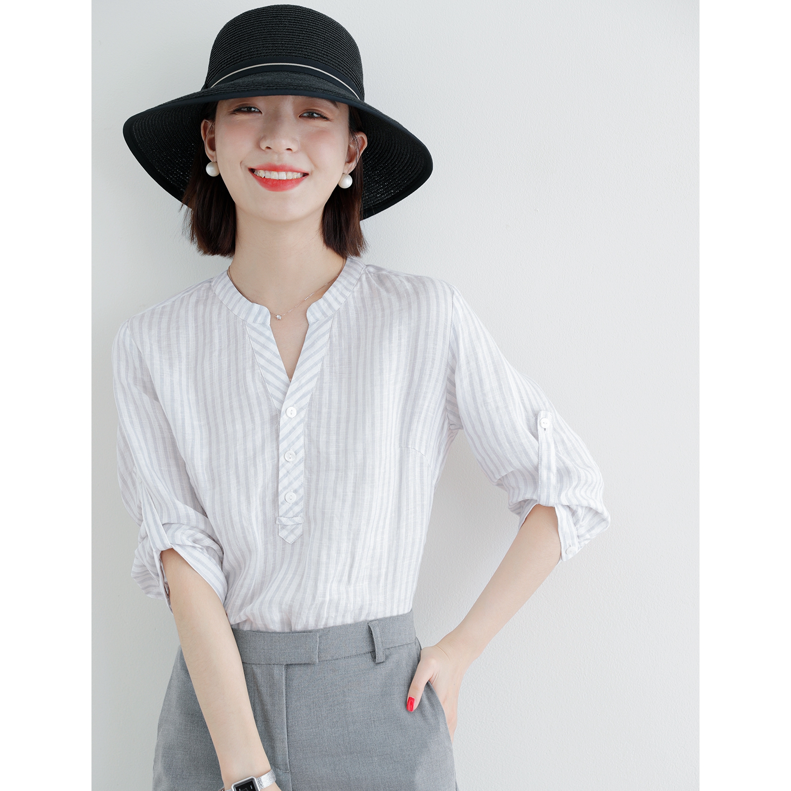 Japan 2022 Summer Qingshuang Lazy Wind Shirt Woman Commute with Sex Two wearing blue and white striped linen loose shirt