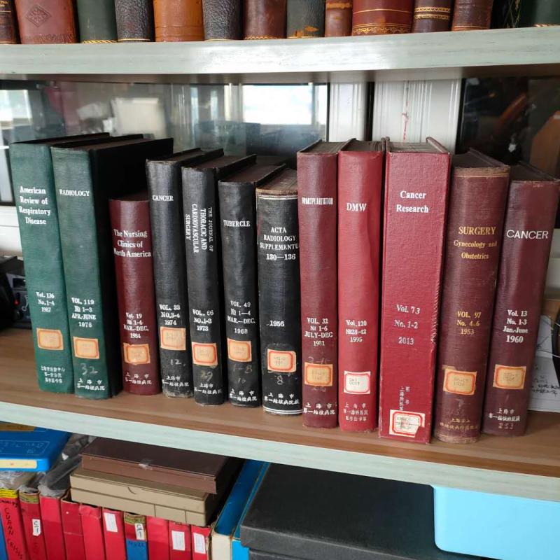 Nostalgia Old Fashioned English Book Decoration Swing Accessories House Café Café Bookshelves Swing of old objects