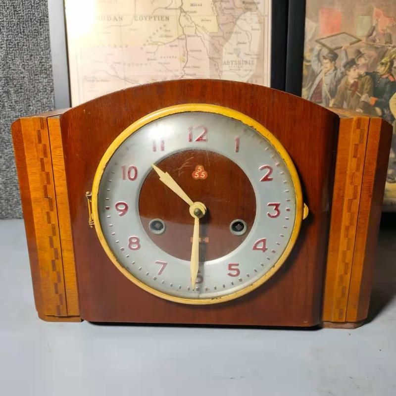 Fault 1970s Classic nostalgic antique old objects Cultural Revolution Three-five-card 555 mechanical seat clock clockwork and watch swing piece